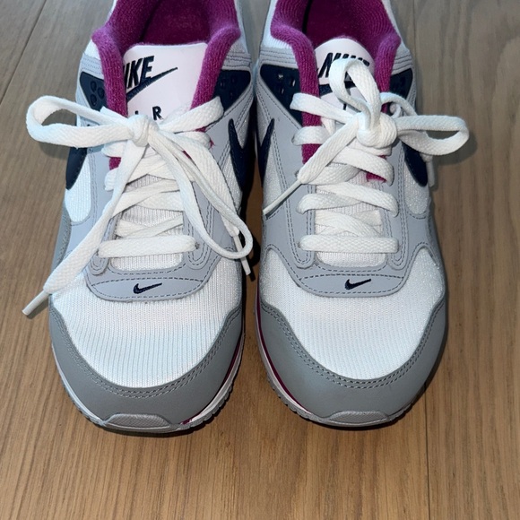 Nike AirMax Correlate Sneakers with Fuchsia Highlights 8.5 - Picture 3 of 9